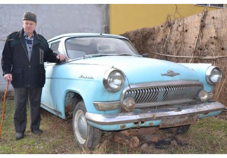 OMUL ŞI MAŞINA. Fost şofer profesionist, acum pensionar, Alexandru Gheorghe a trăit alături de singura maşină pe care a deţinut-o, Volga M21, o viaţă de om. Deşi l-a radiat din circulaţie acum trei ani, automobilul produs în 1967 la uzinele Gorki, lângă Moscova, este şi acum perfect funcţional şi cu toate piesele originale